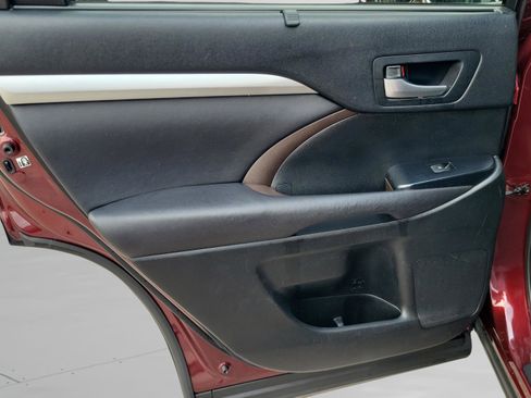 Used 2016 Toyota Highlander XLE image 12