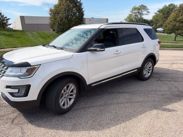 Used 2017 Ford Explorer XLT w/ Equipment Group 202A FWD image 4