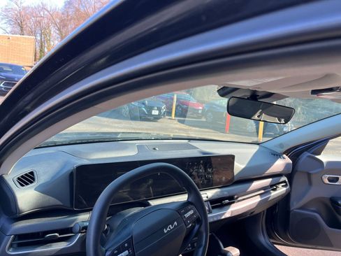 Used 2025 Kia K4 LXS image 32