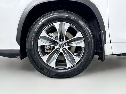 Certified 2025 Toyota Highlander XLE AWD/4WD image 44
