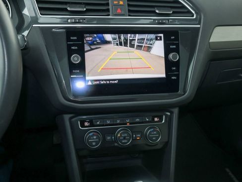 Used 2021 Volkswagen Tiguan SE w/ Panoramic Sunroof Package image 19
