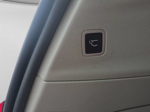 Used 2022 Chrysler Voyager LX FWD image 10