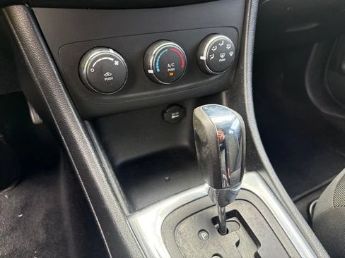 Used 2012 Dodge Avenger SE FWD image 29