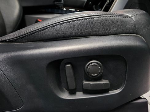 Used 2018 Land Rover Discovery HSE image 16