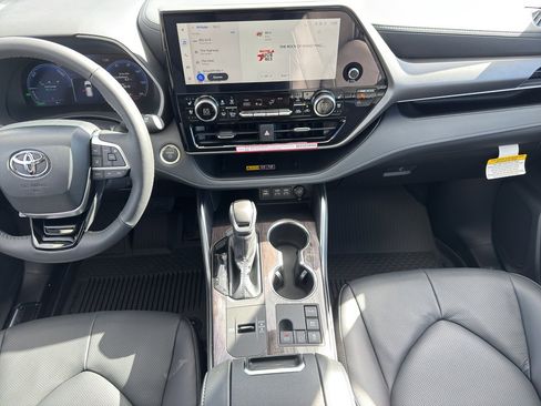 New 2026 Toyota Highlander Limited image 12