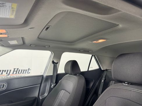 Used 2025 Hyundai Venue SEL image 4