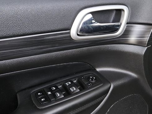 Used 2019 Jeep Grand Cherokee Altitude image 25