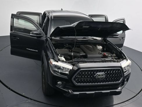 Used 2018 Toyota Tacoma TRD Off-Road w/ Technology Package AWD/4WD image 25