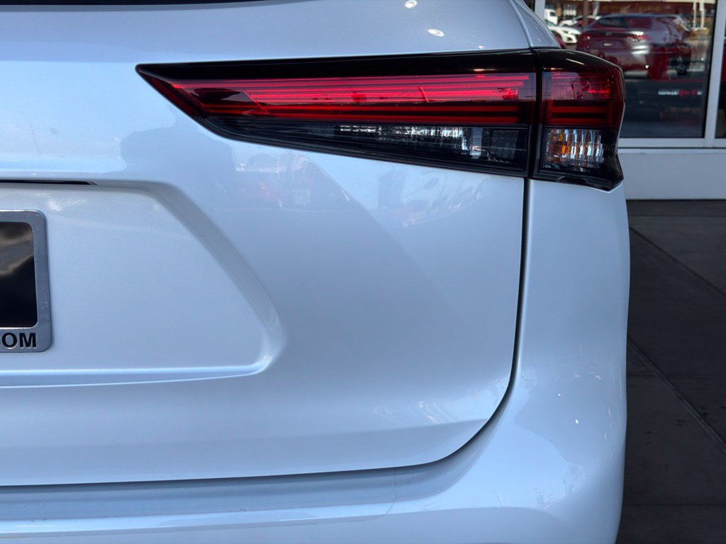 Used 2023 Toyota Highlander L FWD image 13