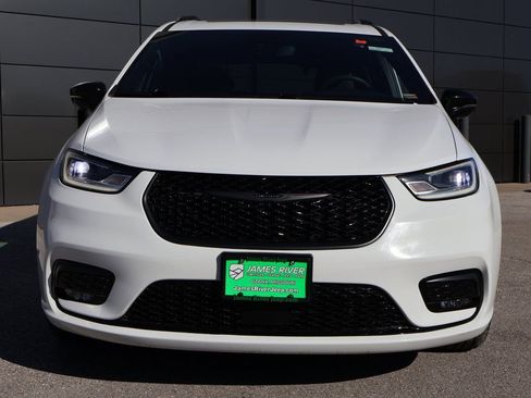 Used 2025 Chrysler Pacifica Limited image 7