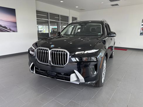 Used 2025 BMW X7 xDrive40i w/ Premium Package AWD/4WD image 3