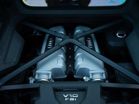 Used 2018 Audi R8 V10 w/ Premium Package RWD image 30