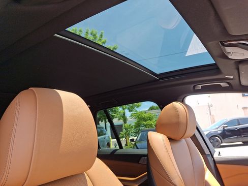 Used 2022 BMW X5 xDrive40i w/ Premium Package AWD/4WD image 13