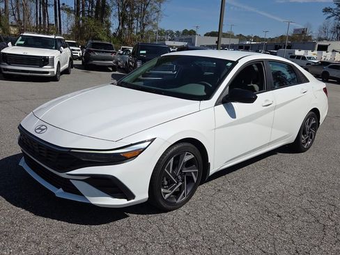 Used 2025 Hyundai Elantra Sport image 3