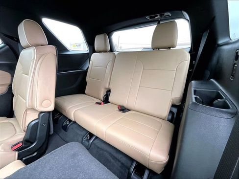 Used 2023 Chevrolet Traverse Premier image 17