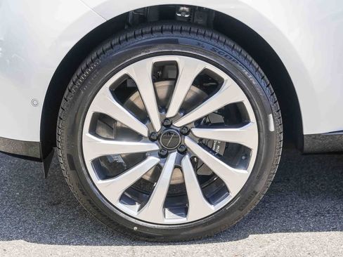 New 2026 Land Rover Range Rover Long Wheelbase SE AWD/4WD image 8