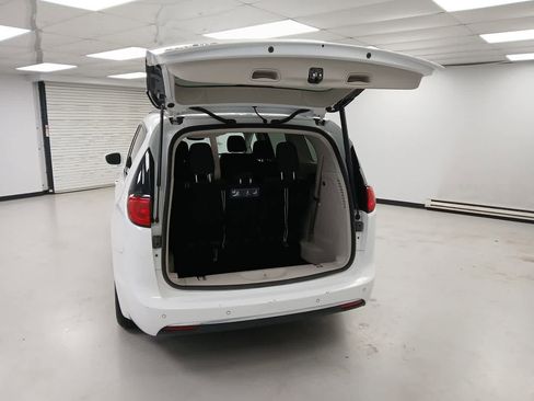 Used 2019 Chrysler Pacifica Touring Plus w/ Cold Weather Group image 5