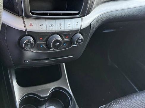 Used 2019 Dodge Journey SE image 15