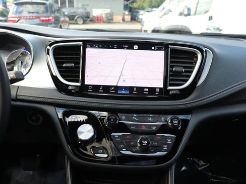 Used 2026 Chrysler Pacifica Limited FWD image 21