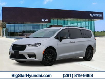 Used 2024 Chrysler Pacifica Limited w/ Uconnect Theater Family Group