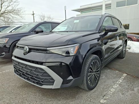 New 2026 Volkswagen Taos SE FWD image 3
