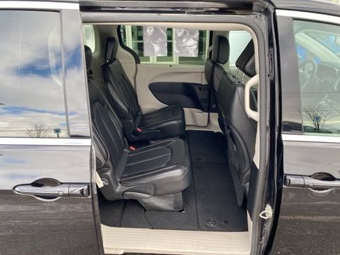 Used 2024 Chrysler Pacifica Touring-L FWD image 29