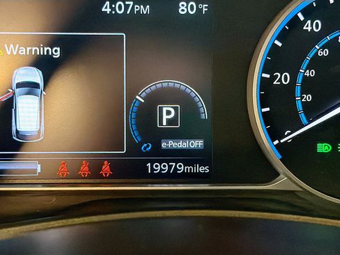 Used 2025 Nissan Leaf S FWD image 19
