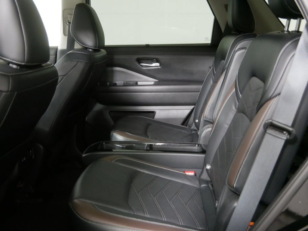 Used 2023 Nissan Pathfinder Platinum AWD/4WD image 18
