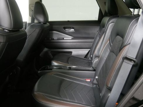 Used 2023 Nissan Pathfinder Platinum AWD/4WD image 18