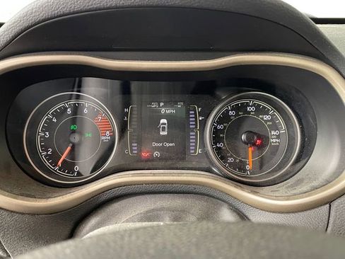 Used 2017 Jeep Cherokee Latitude w/ Comfort/Convenience Group image 5