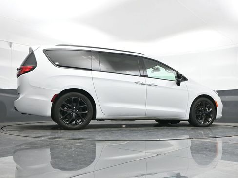 Used 2025 Chrysler Pacifica Limited image 47