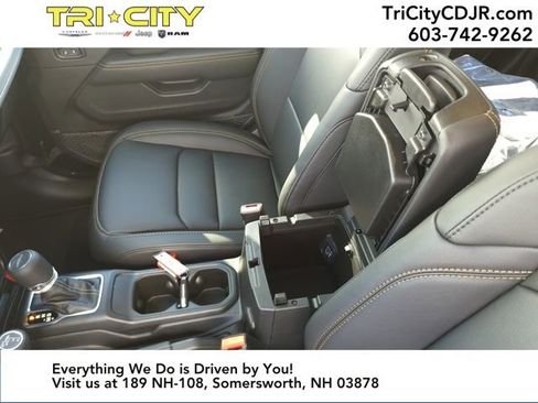 New 2025 Jeep Gladiator Sport image 25