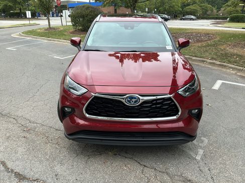Used 2022 Toyota Highlander Limited FWD image 3