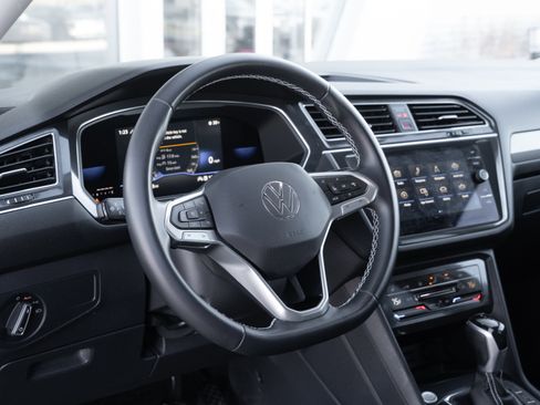 Used 2023 Volkswagen Tiguan SE image 11