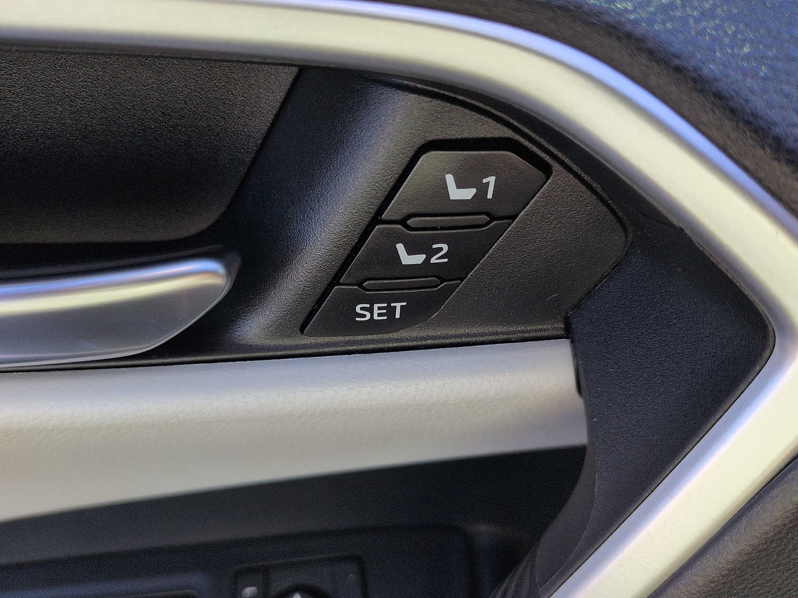 Used 2019 Toyota RAV4 XLE Premium w/ Advanced Technology Package AWD/4WD image 16