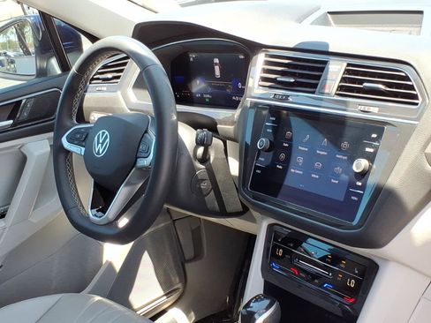 Certified 2023 Volkswagen Tiguan SE FWD image 12