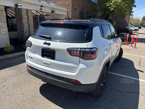 Used 2022 Jeep Compass Latitude image 12