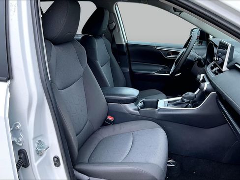 Used 2025 Toyota RAV4 XLE FWD image 9