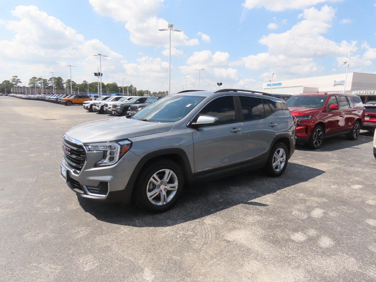 Used 2024 GMC Terrain SLE w/ Driver Convenience Package FWD image 2