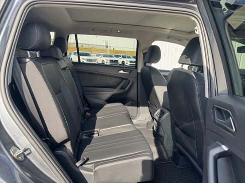 Used 2022 Volkswagen Tiguan SE w/ Panoramic Sunroof Package image 33