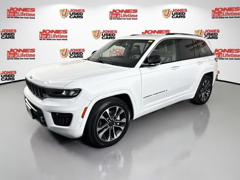 Used 2023 Jeep Grand Cherokee Overland w/ Luxury Tech Group IV AWD/4WD image 16