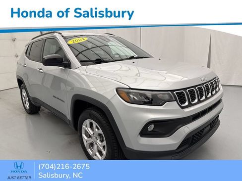 Used 2024 Jeep Compass Latitude AWD/4WD image 1