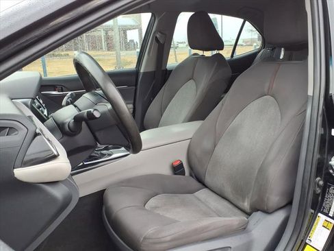Used 2019 Toyota Camry L image 4