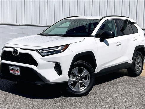 Used 2025 Toyota RAV4 LE AWD/4WD image 2