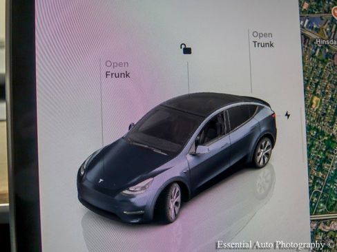 Used 2024 Tesla Model Y Long Range AWD/4WD image 17