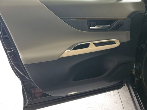 Used 2021 Toyota Venza XLE image 8