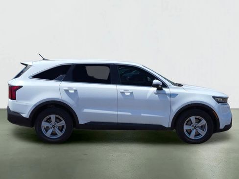Used 2023 Kia Sorento LX image 8
