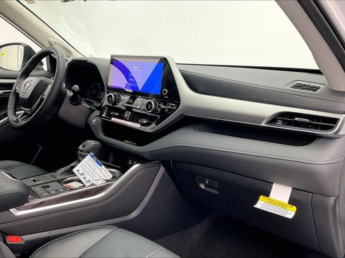 New 2026 Toyota Highlander Platinum image 6
