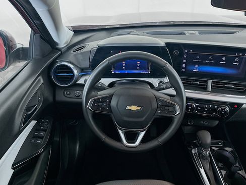 Used 2025 Chevrolet Trax LT w/ LT Convenience Package image 17