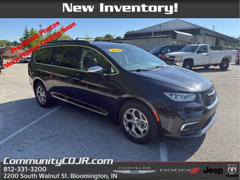 Used 2023 Chrysler Pacifica Limited FWD image 1